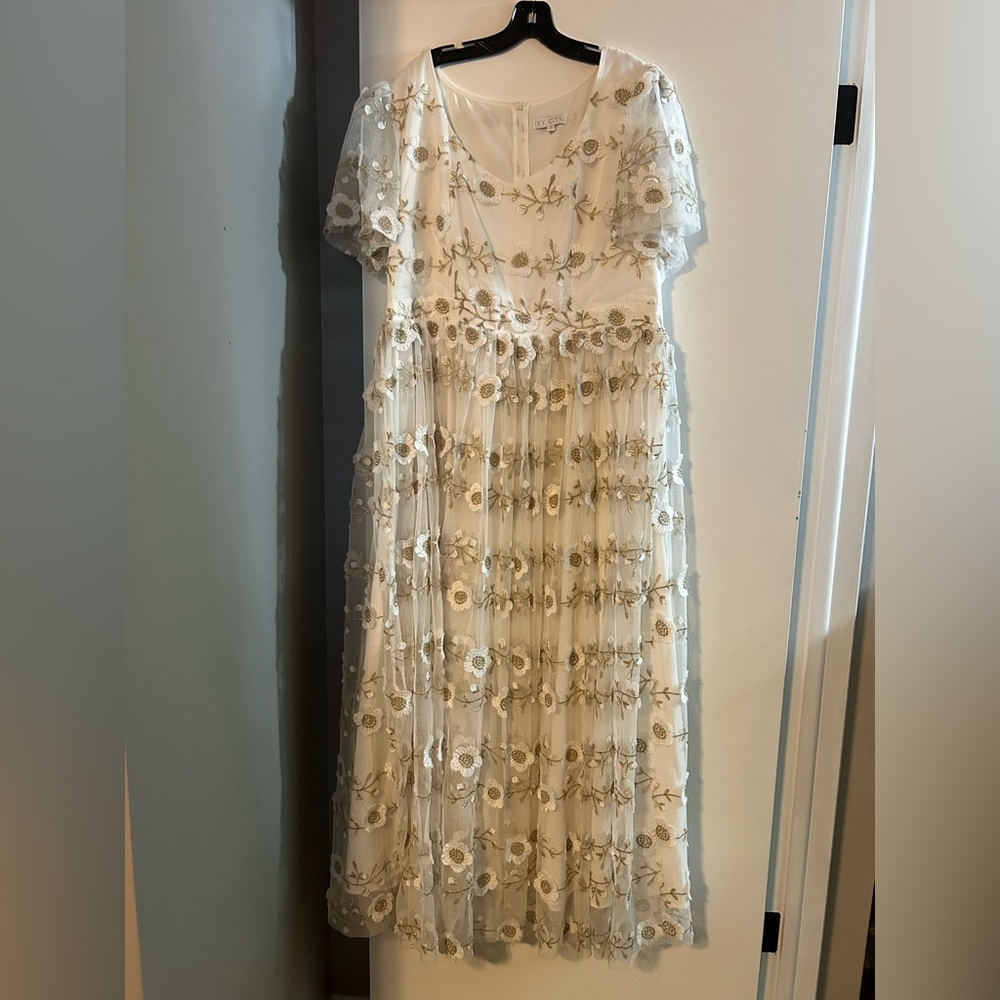 EUC 1X Ivy City Co Athena White Floral Dress